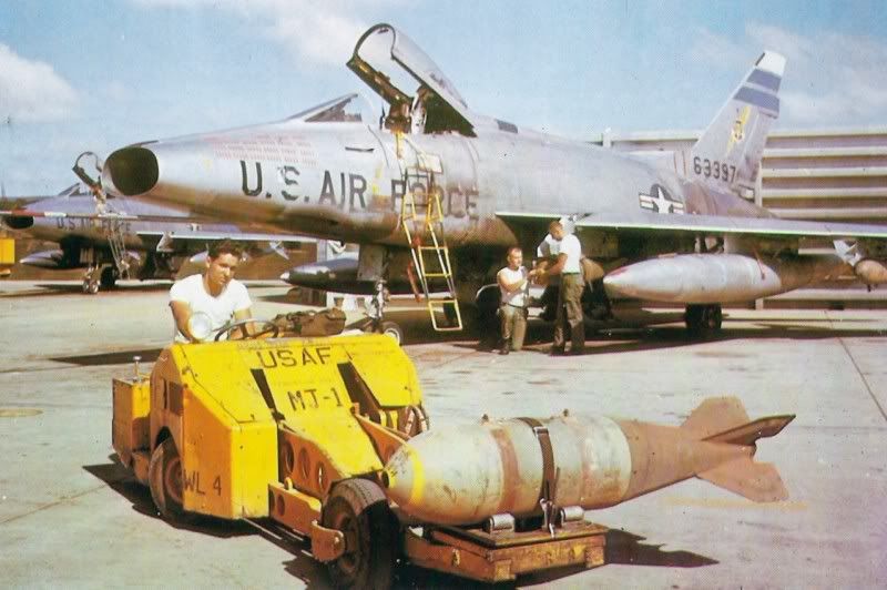 F-100D_308TFS_31TFW_TuyHoa_1966_zps629a3fd2.jpg