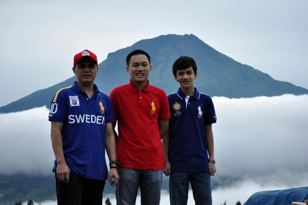 Background Gunung Sumbing dan awan putih photo
Posong_Dieng3_zpsce2a8599.jpg