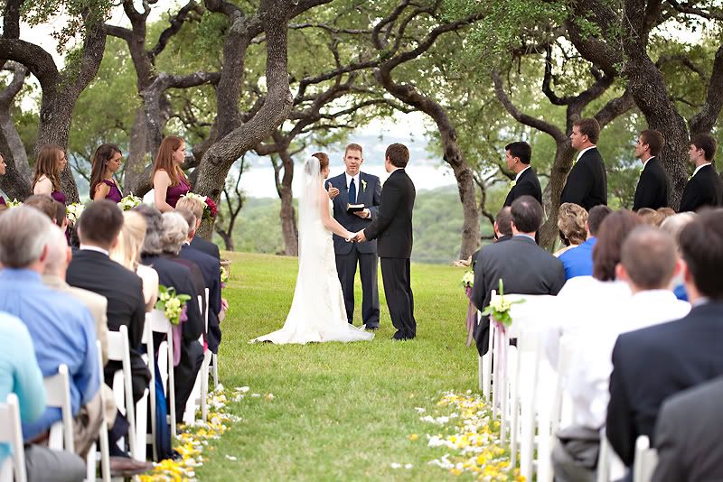 courtney sprague photography,bride and groom,hacienda del lago,wedding,austin,parasol